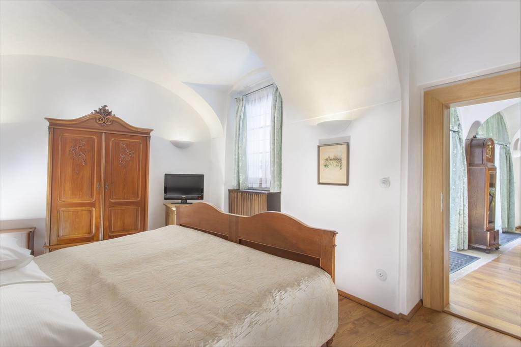 One-Bedroom Suite,155550476:JPEG